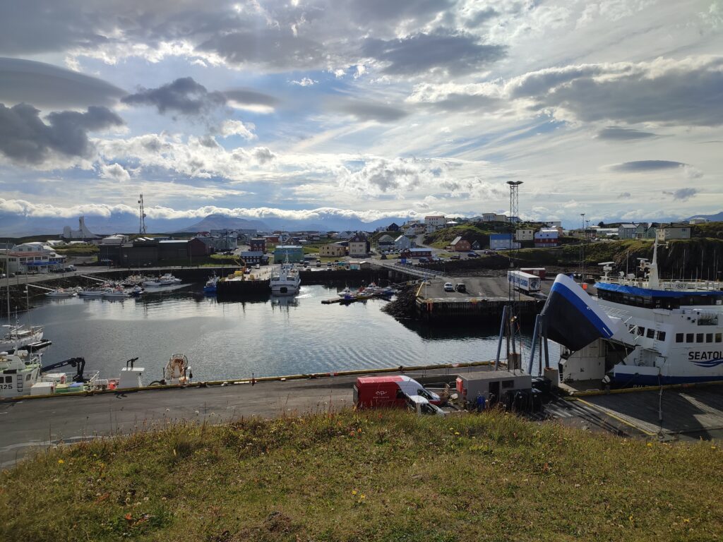 Stykkishólmur, nuestra primera parada en la península de Snaefellsnes. Se trata de un pueblo pesquero a orillas del fiordo Breiðafjörður, con casitas de colores y un puerto lleno de vida.