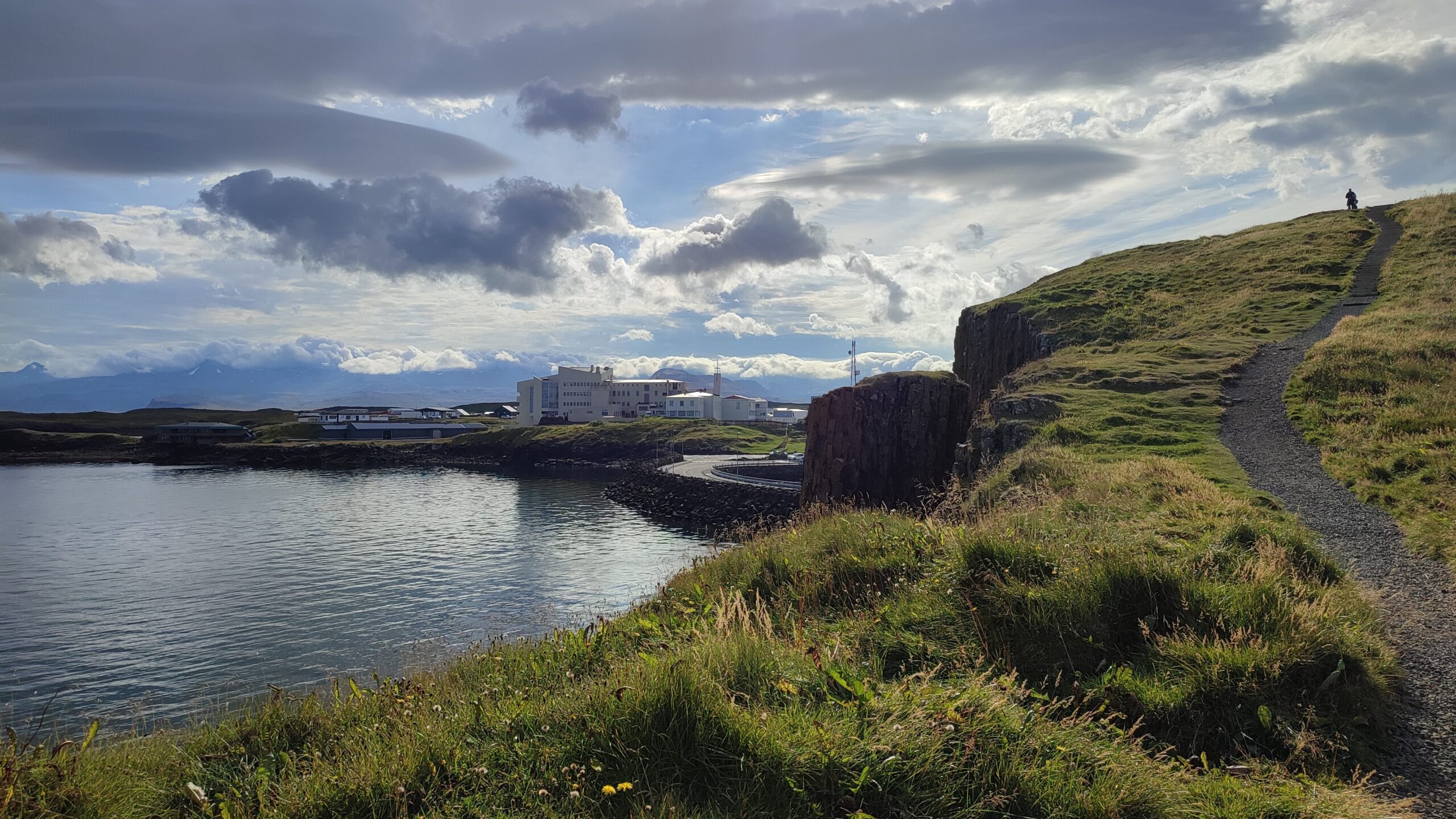 Stykkishólmur, nuestra primera parada en la península de Snaefellsnes. Se trata de un pueblo pesquero a orillas del fiordo Breiðafjörður, con casitas de colores y un puerto lleno de vida.