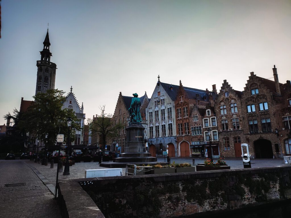 Que ver en Brujas en un dia: Plaza de Jan Van Eyck, Brujas