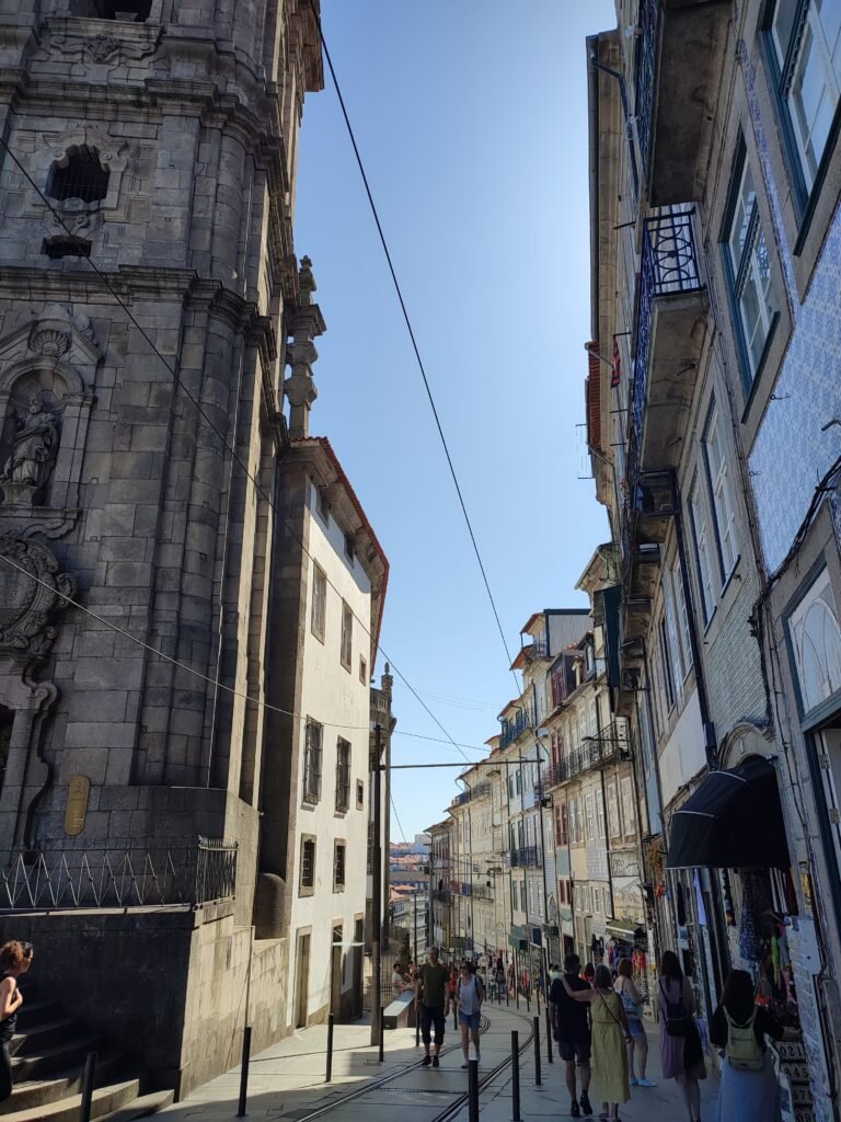 Qué ver en Oporto en 2 días, calle torre de los clérigos