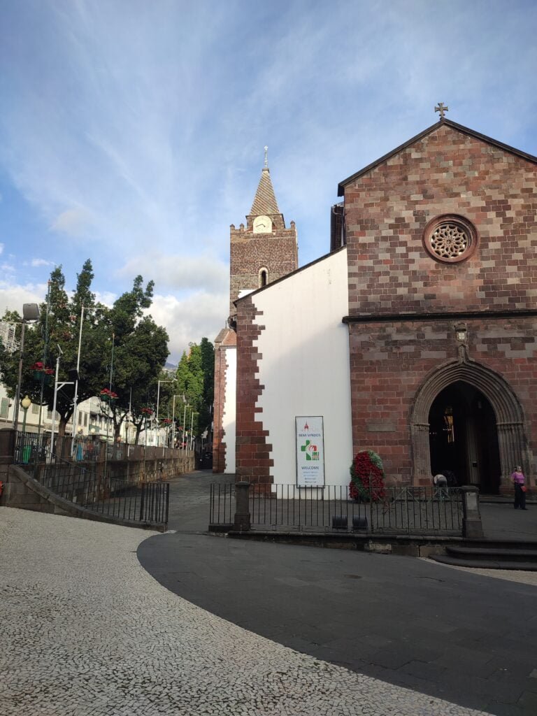 Qué ver en Funchal :Catedral Funchal Madeira